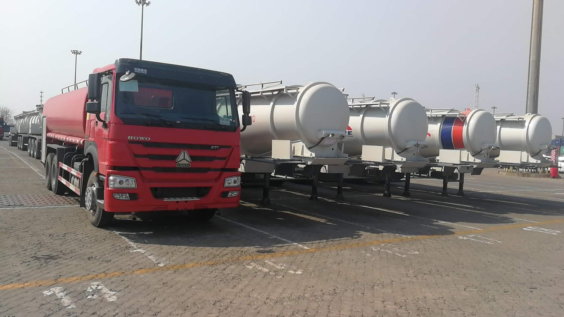 Neueste Unternehmensblogs über 19 Einheiten exportierte V-artiger saurer Tanker-Anhänger nach Sambia und 1 Einheiten Feuerlöschbrause-LKW exportierte nach dem Kongo
